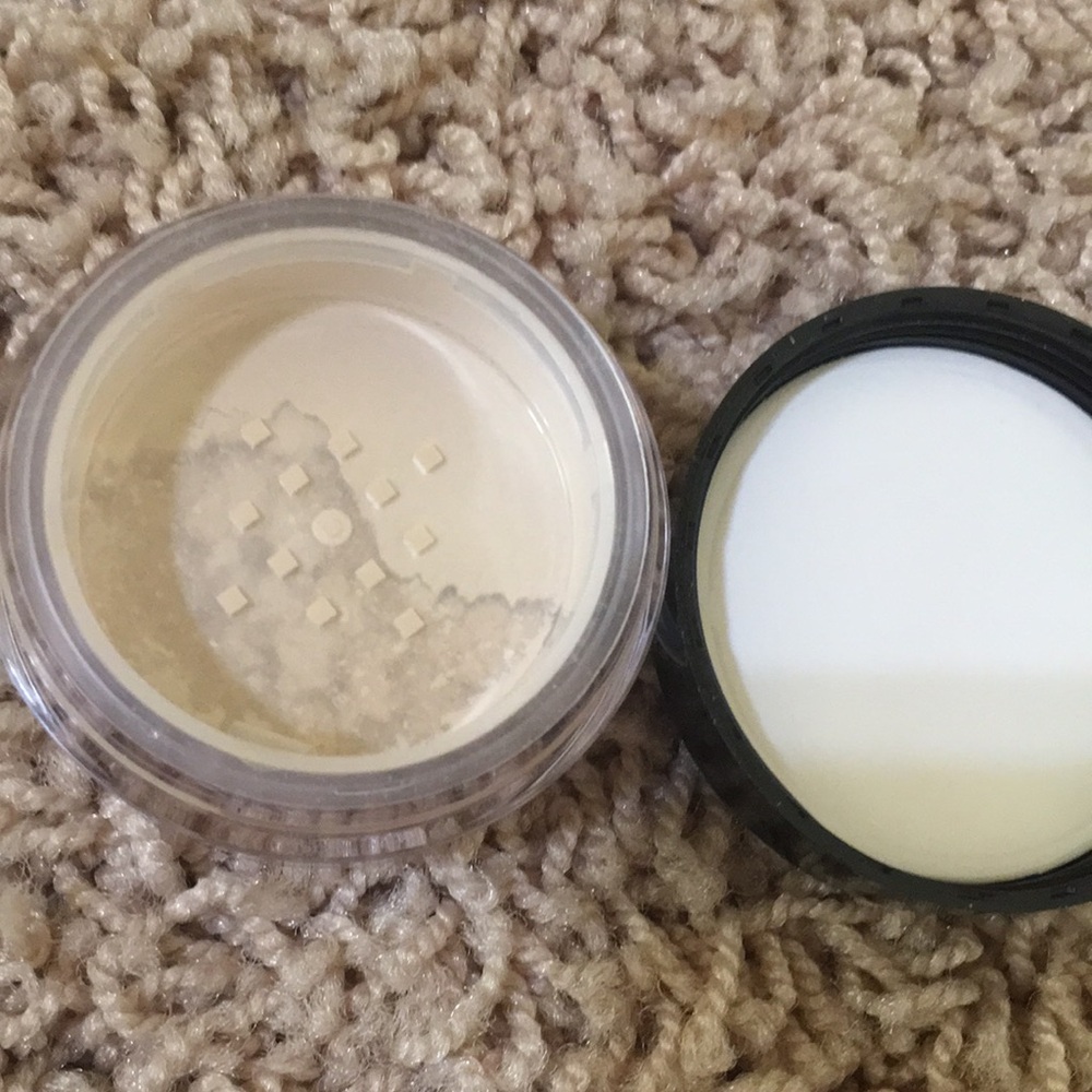 Laura Mercier Translucent Loose Setting Powder - Picture 2 of 3